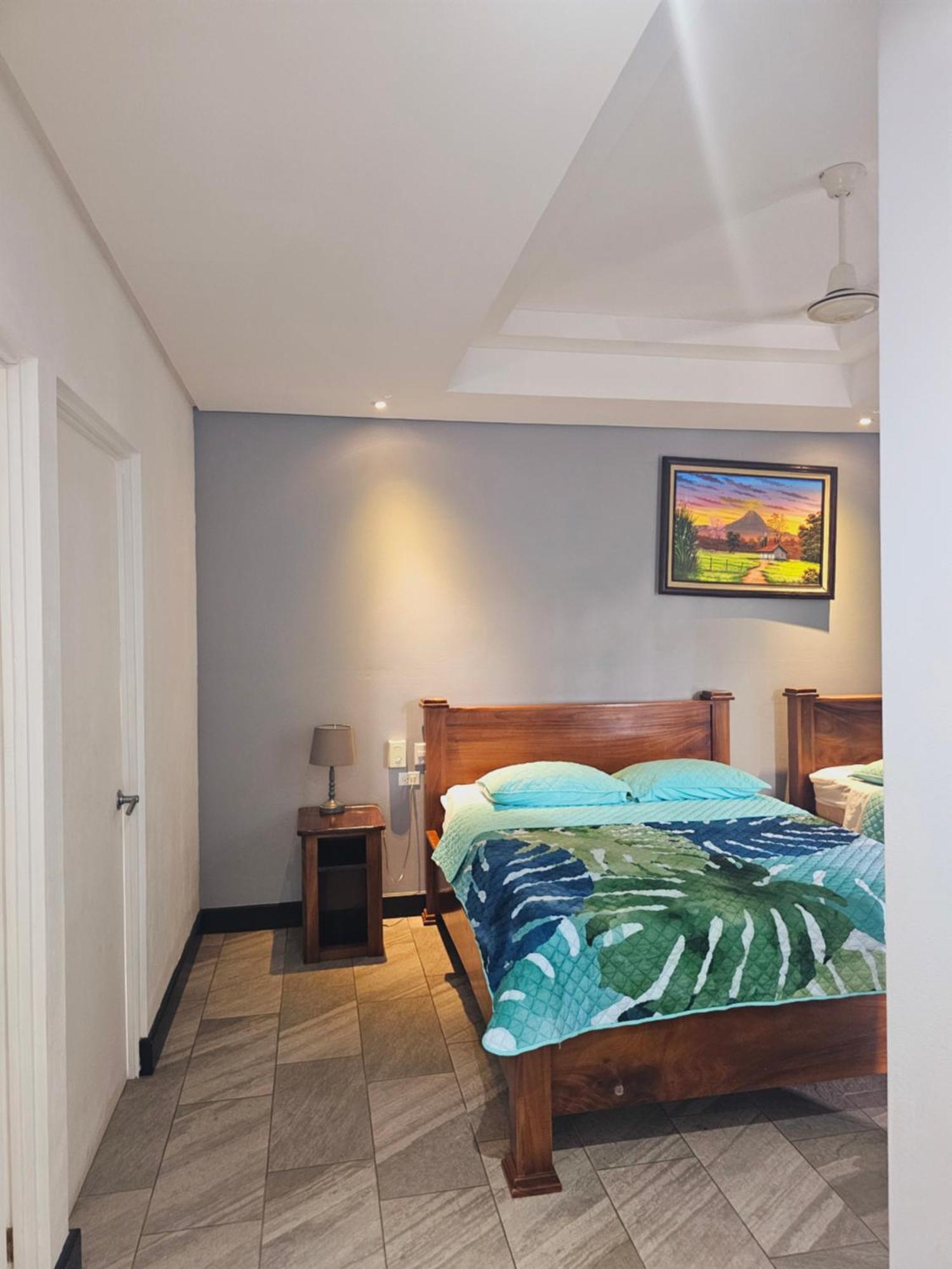 Pura Vida Apartments Quepos Oda fotoğraf